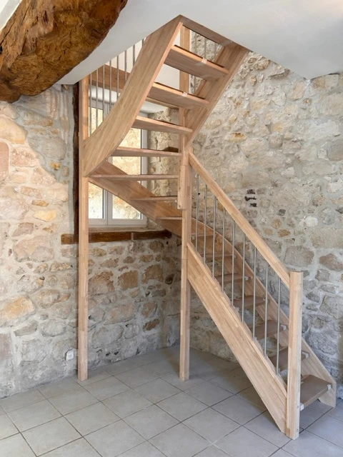 Escalier en bois à Verberie